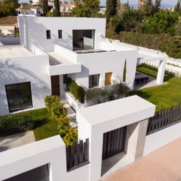 Contemporary villa in Guadalmina Alta within walking distance to all amenities, International schools and commercial centre and golf. Picture 1