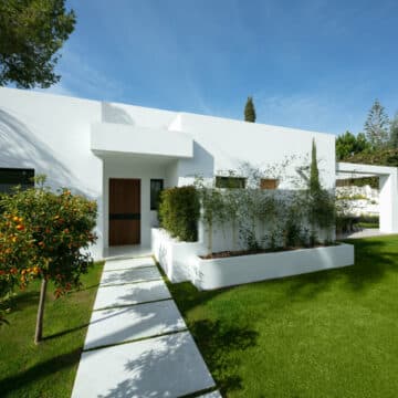 Contemporary villa in Guadalmina Alta within walking distance to all amenities, International schools and commercial centre and golf. Picture 11