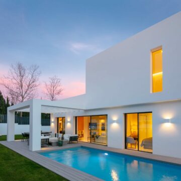 Contemporary villa in Guadalmina Alta within walking distance to all amenities, International schools and commercial centre and golf. Picture 0