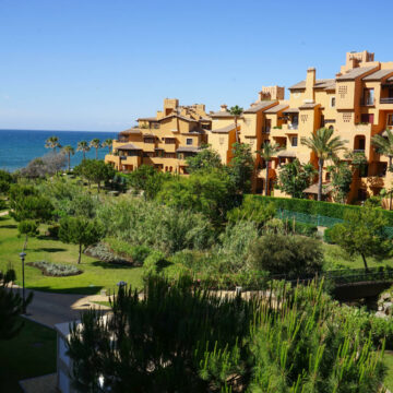 A fantastic one bedroom apartment with private plunge pool in front line beach development Bahia de la Plata Estepona. Picture 15