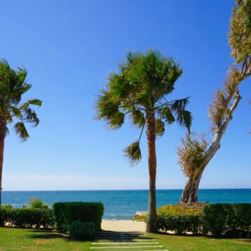 A fantastic one bedroom apartment with private plunge pool in front line beach development Bahia de la Plata Estepona. Picture 1