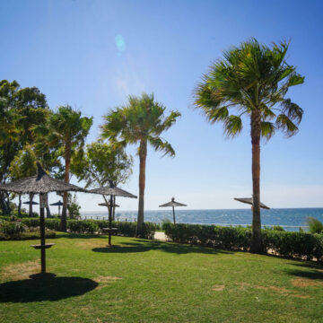 A fantastic one bedroom apartment with private plunge pool in front line beach development Bahia de la Plata Estepona. Picture 2