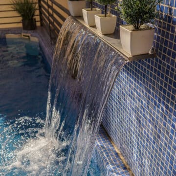 A fantastic one bedroom apartment with private plunge pool in front line beach development Bahia de la Plata Estepona. Picture 3