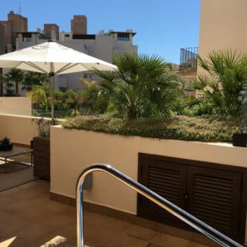 A fantastic one bedroom apartment with private plunge pool in front line beach development Bahia de la Plata Estepona. Picture 4