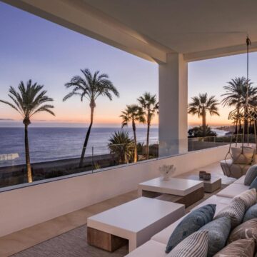 Front line Beach Villa in Marbella West, Modern Luxury Beach Living Picture 4