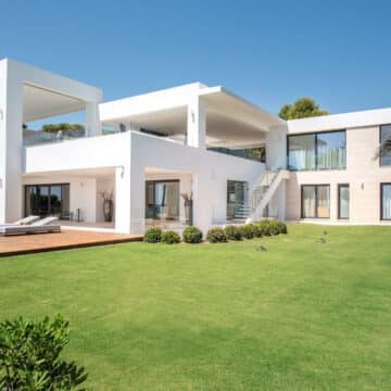 Front line Beach Villa in Marbella West, Modern Luxury Beach Living Picture 8