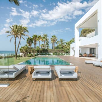 Front line Beach Villa in Marbella West, Modern Luxury Beach Living Picture 3