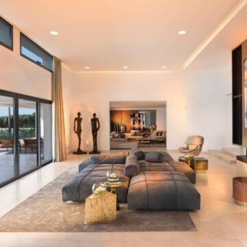Front line Beach Villa in Marbella West, Modern Luxury Beach Living Picture 5