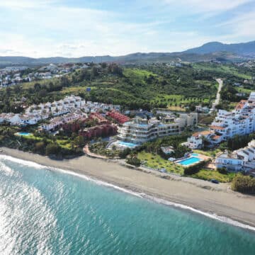 Spectacular Beach Front apartment with wrap around large terrace in Estepona offering privacy and amazing panoramic sea views! Picture 7