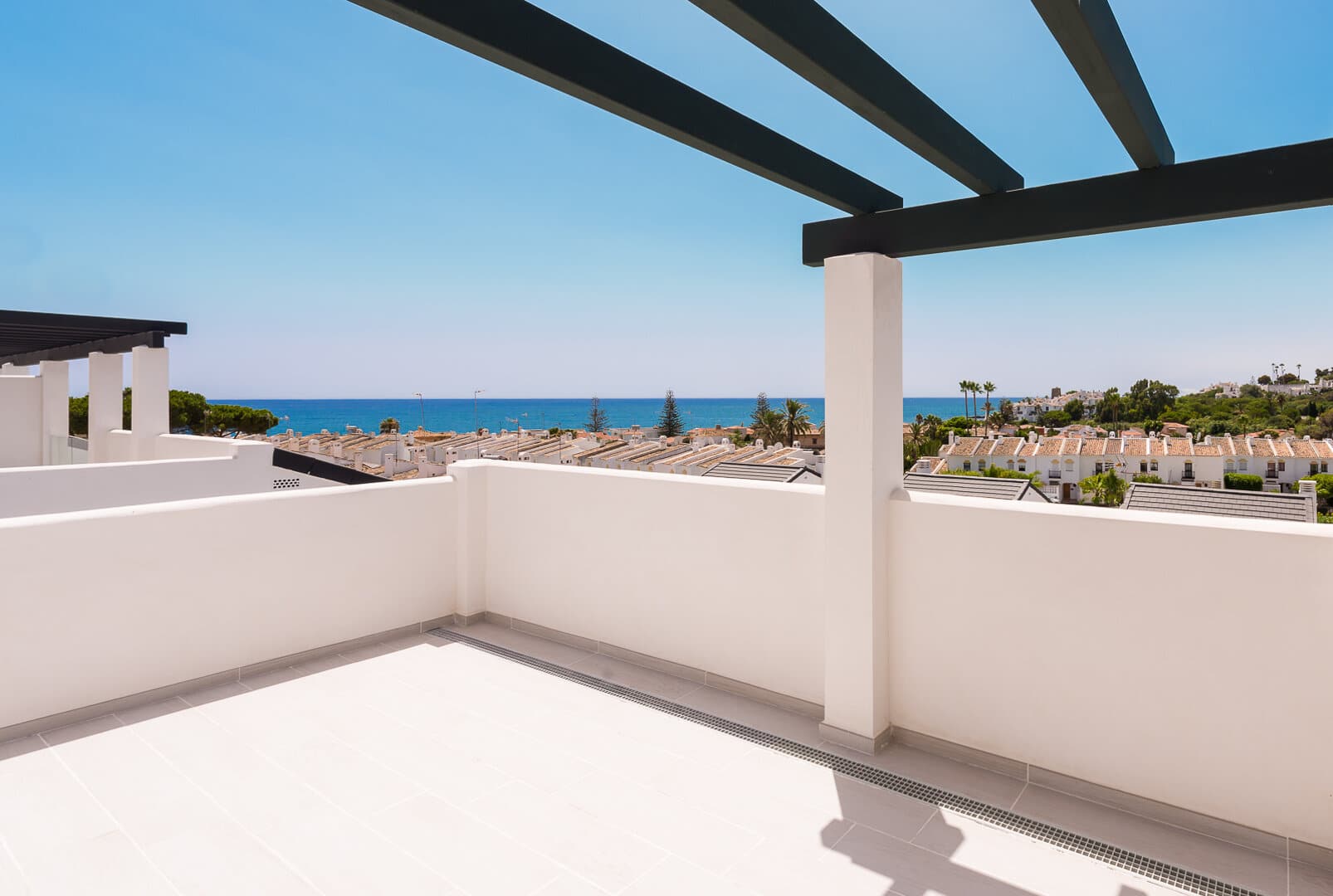New beach side penthouse in Estepona