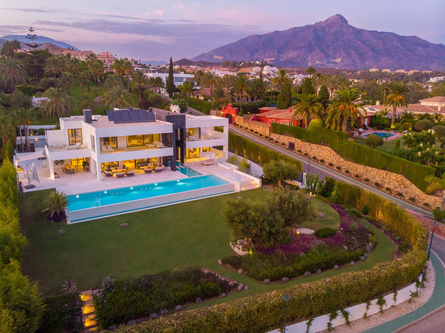 Brand new villa with golf and sea views, ready to move into in La Cerquilla, Nueva Andalucia, Marbella