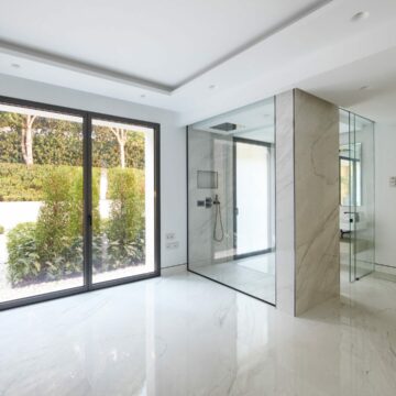Front line beach 4 bedroom ground floor apartment with amazing panoramic Sea Views in Emare Estepona Picture 11