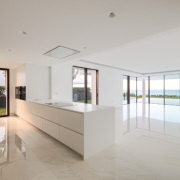 Front line beach 4 bedroom ground floor apartment with amazing panoramic Sea Views in Emare Estepona Picture 6