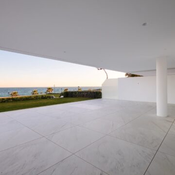 Front line beach 4 bedroom ground floor apartment with amazing panoramic Sea Views in Emare Estepona Picture 5