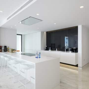 Front line beach 4 bedroom ground floor apartment with amazing panoramic Sea Views in Emare Estepona Picture 8