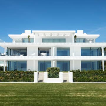 Front line beach 4 bedroom ground floor apartment with amazing panoramic Sea Views in Emare Estepona Picture 3