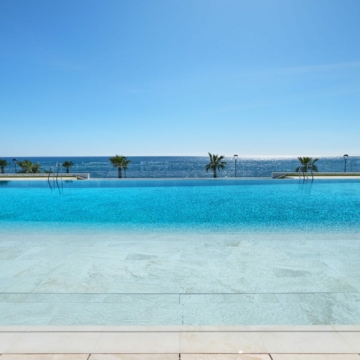 Front line beach 4 bedroom ground floor apartment with amazing panoramic Sea Views in Emare Estepona Picture