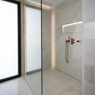 Front line beach Penthouse Emare Estepona with endless panoramic sea views Picture 26