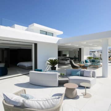 Front line beach Penthouse Emare Estepona with endless panoramic sea views Picture 2