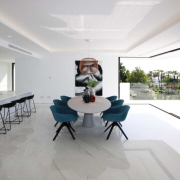 Front line beach Penthouse Emare Estepona with endless panoramic sea views Picture 12
