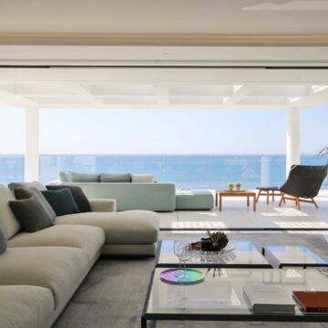 Front line beach Penthouse Emare Estepona with endless panoramic sea views Picture 4