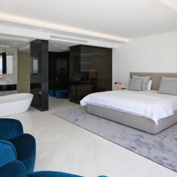 Front line beach Penthouse Emare Estepona with endless panoramic sea views Picture 16