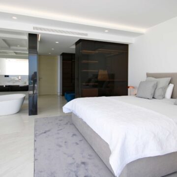 Front line beach Penthouse Emare Estepona with endless panoramic sea views Picture 18
