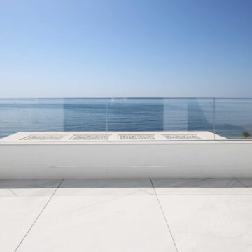 Front line beach Penthouse Emare Estepona with endless panoramic sea views Picture 28