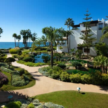 Frontline Beach apartment in Marina Puente Romano Golden Mile Marbella with sea views Picture 1