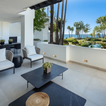 Frontline Beach apartment in Marina Puente Romano Golden Mile Marbella with sea views Picture 0
