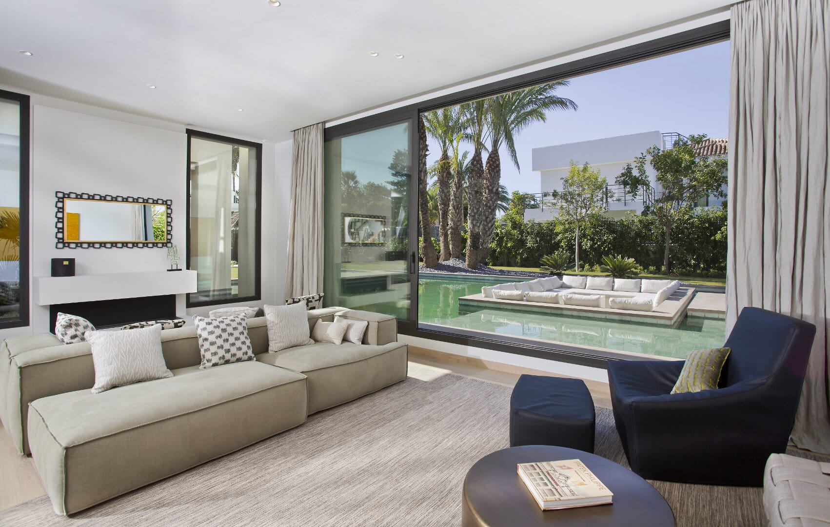 Sophisticated 4 bedroom second line beach villa in Guadalmina Baja