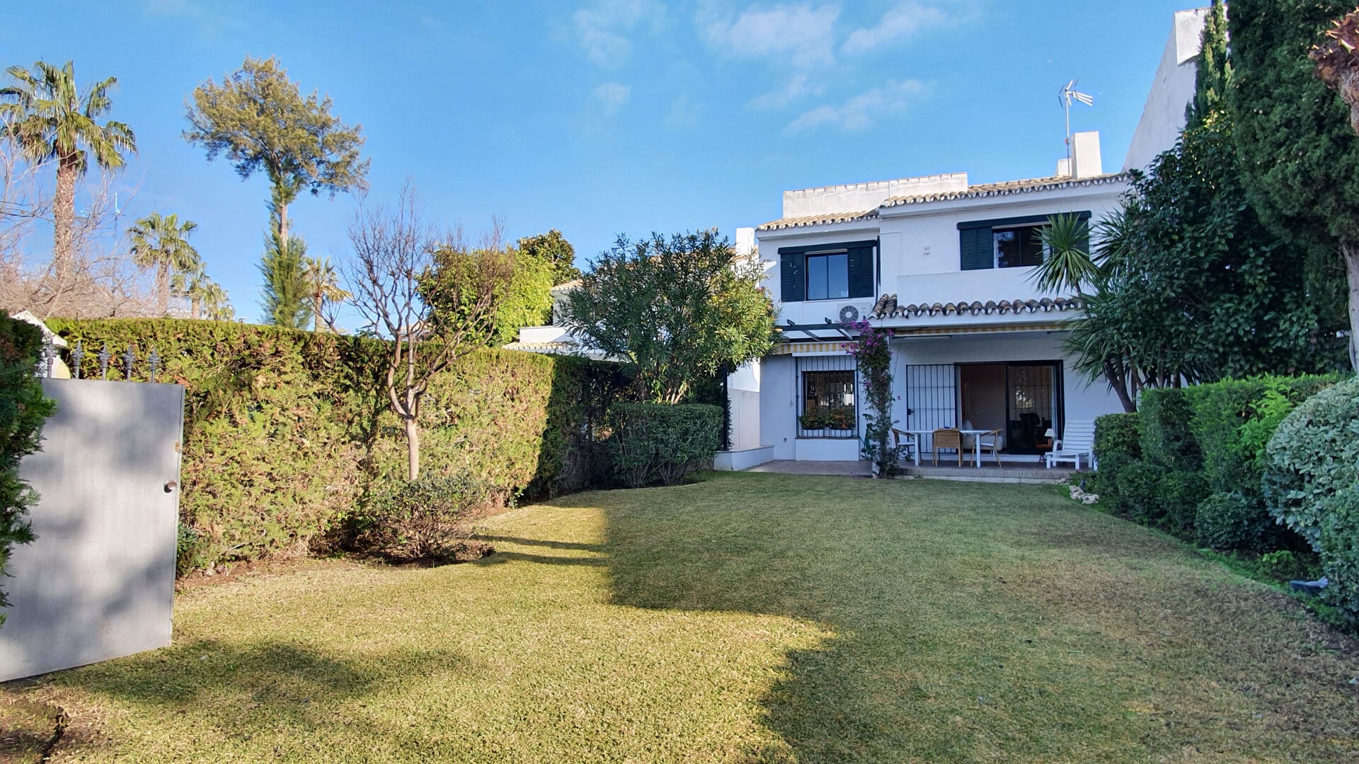 Semi detached villa in the popular San Pedro de Alcantara Marbella, just 300 meters from the Beach!