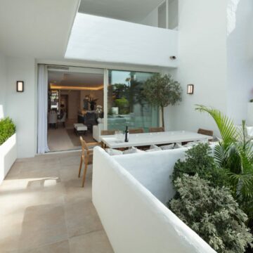 Frontline Beach luxury apartment in the prestigious Puente Romano resort on the Golden Mile Marbella Picture 7