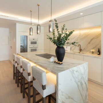 Frontline Beach luxury apartment in the prestigious Puente Romano resort on the Golden Mile Marbella Picture 4