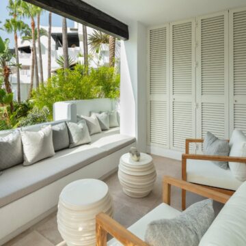 Frontline Beach luxury apartment in the prestigious Puente Romano resort on the Golden Mile Marbella Picture 6