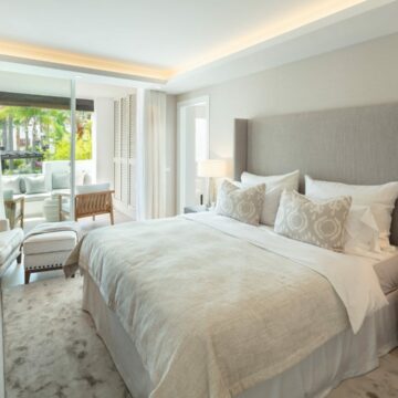Frontline Beach luxury apartment in the prestigious Puente Romano resort on the Golden Mile Marbella Picture 13