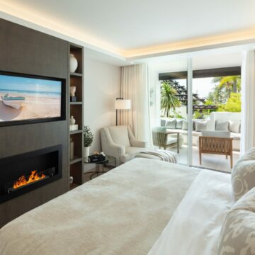 Frontline Beach luxury apartment in the prestigious Puente Romano resort on the Golden Mile Marbella Picture 10