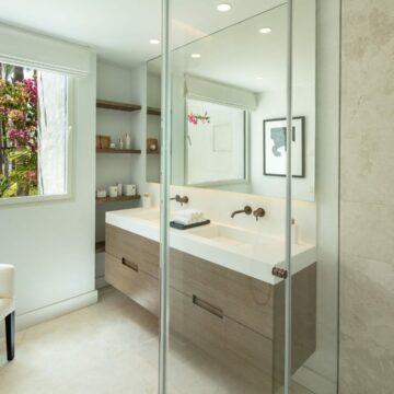 Frontline Beach luxury apartment in the prestigious Puente Romano resort on the Golden Mile Marbella Picture 18
