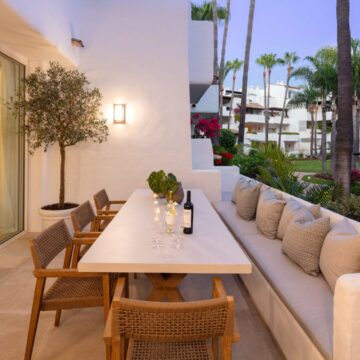 Frontline Beach luxury apartment in the prestigious Puente Romano resort on the Golden Mile Marbella Picture 1