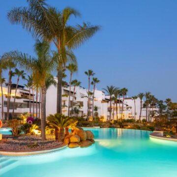Frontline Beach luxury apartment in the prestigious Puente Romano resort on the Golden Mile Marbella Picture 20