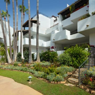 Frontline Beach luxury apartment in the prestigious Puente Romano resort on the Golden Mile Marbella Picture 8