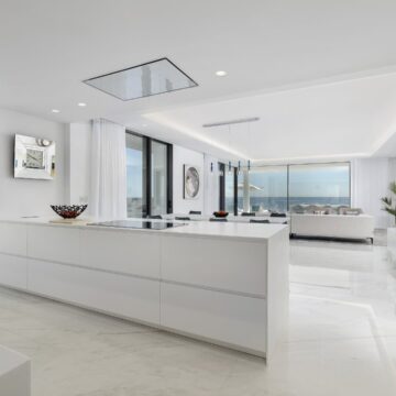Emare Estepona front line beach first floor 4 bedroom apartment with endless sea views Picture 6