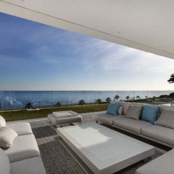 Emare Estepona front line beach first floor 4 bedroom apartment with endless sea views Picture 2