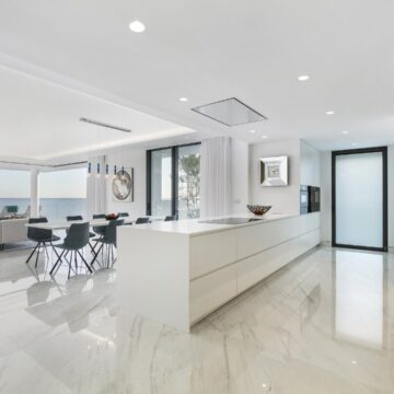 Emare Estepona front line beach first floor 4 bedroom apartment with endless sea views Picture 8
