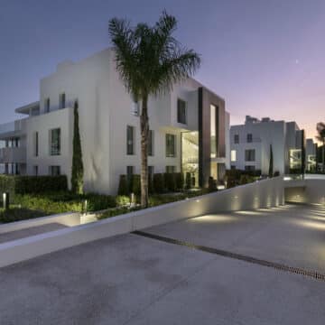 Emare Estepona front line beach first floor 4 bedroom apartment with endless sea views Picture 25