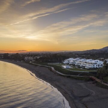 Emare Estepona front line beach first floor 4 bedroom apartment with endless sea views Picture 16