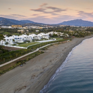 Emare Estepona front line beach first floor 4 bedroom apartment with endless sea views Picture