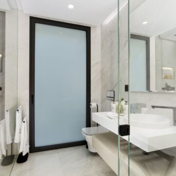 Emare Estepona front line beach first floor 4 bedroom apartment with endless sea views Picture 18