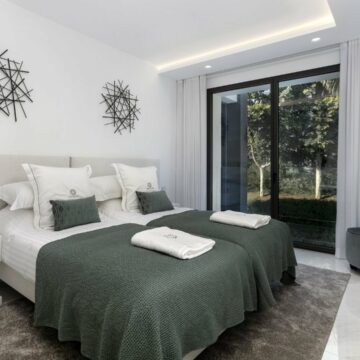 Emare Estepona front line beach first floor 4 bedroom apartment with endless sea views Picture 19