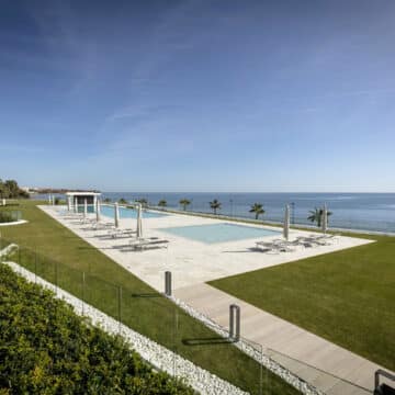 Emare Estepona front line beach first floor 4 bedroom apartment with endless sea views Picture 13